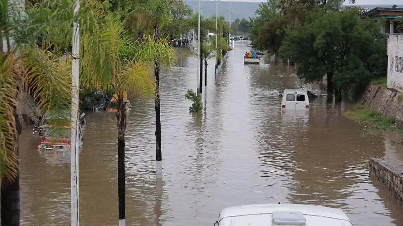 Intensas lluvias provocan inundación en el bulevar Primo de Verdad de la ciudad de Durango 